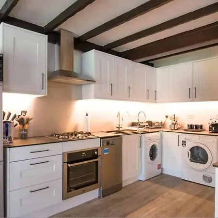 A Bright And Spacious Gem Staines-upon-Thames Exterior photo