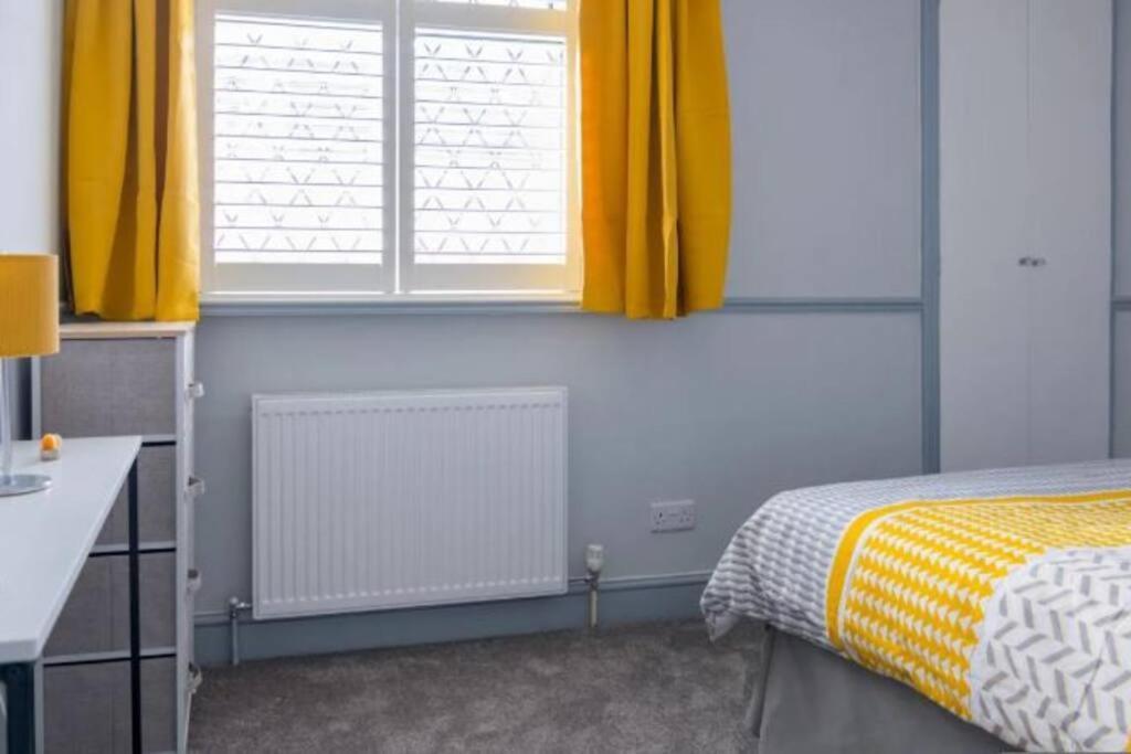 Casa de Férias A Bright And Spacious Gem Staines-upon-Thames